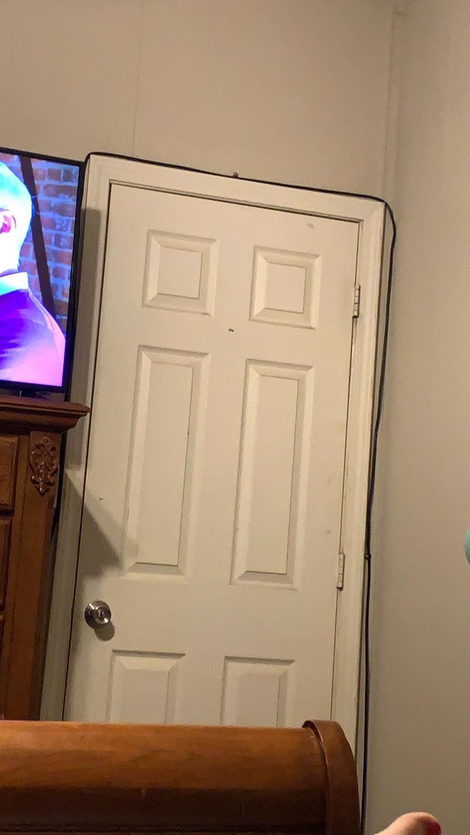 JulieThomas_44's tweet photo. Doesn't everyone love my new home decor provided by @dish I've never seen a more tacky and unprofessional installation in my life. Starting out unsatisfied is not good. #FixItNow https://t.co/rcamxeYkXQ