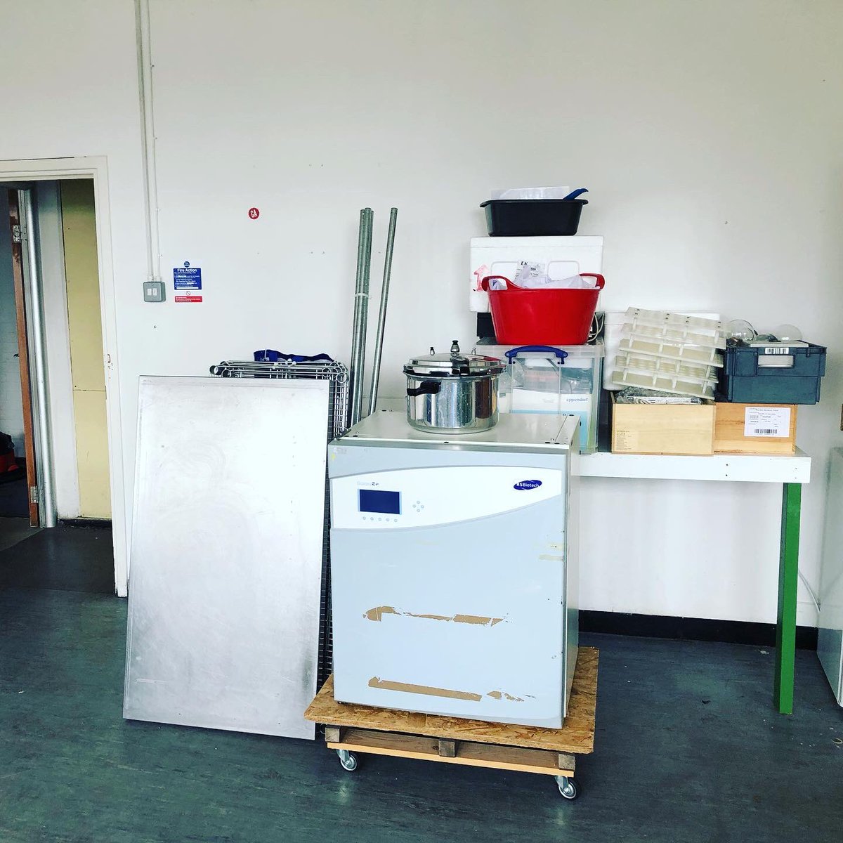 GreenLabOrg's tweet photo. it looks chaotic but we know where everything belongs, as we pack down our four labs ready for a move #greenlab #closedloop #sustainable #urbanag #materialfutures #biogrowlab #growlab @3Spaceorg @FabFndn https://t.co/sKicry7VoC