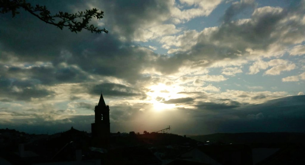 macamua's tweet photo. La campana de la torre susurra su puntualidad.
A lo lejos, oye aplausos agradecidos.
Ve jugar a las nubes con cierta felicidad.
Ellas son libres en este mundo tan afligido.
Mira, no dejes de mirar.
Allí, a lo lejos, está también nuestra libertad.
#microcuento
Gracias @CASINO_82😊 https://t.co/tycvNJpm1K