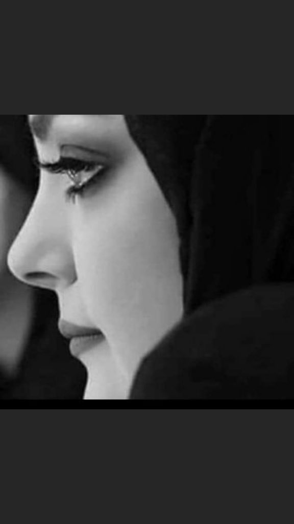 ذات يوم قال لي :
 ما رأيكِ يا جميلتي 
ان اضع في يدكِ خاتما لا يفارقها ؟
- ومنذ تلك اللحظه والى الآن لم اجعل الخاتم يفارق قلبي ولا يدي ..