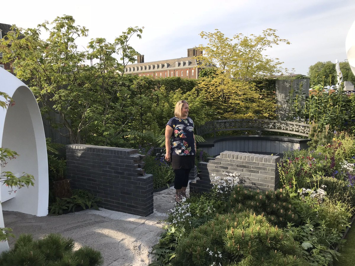 BurnhamLandscap's tweet photo. Our first #RHSChelsea !!! Designed by the incredible @NFerrettCohen who I am proud to now call my friend. This is also Naomi’s first show garden. We now look forward to more amazing projects in the year ahead. #LifesBetterInBoots https://t.co/g4pf1JWlJe