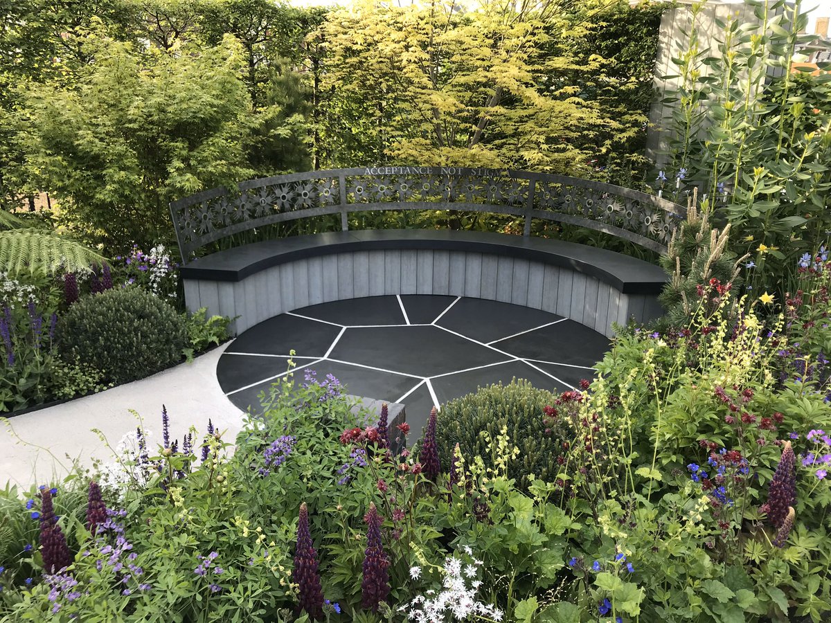 BurnhamLandscap's tweet photo. Our first #RHSChelsea !!! Designed by the incredible @NFerrettCohen who I am proud to now call my friend. This is also Naomi’s first show garden. We now look forward to more amazing projects in the year ahead. #LifesBetterInBoots https://t.co/g4pf1JWlJe