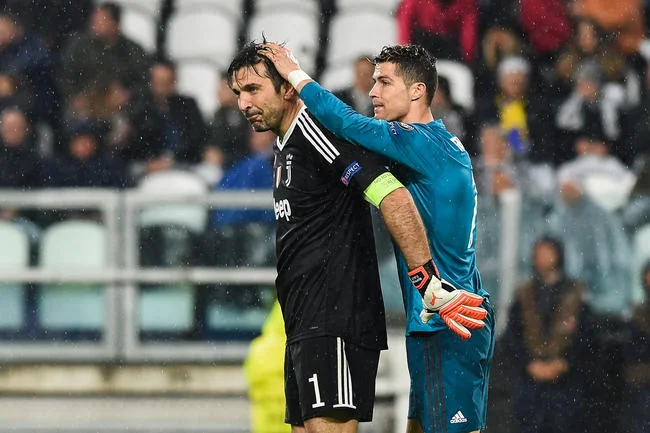 LMDFoot_'s tweet photo. Gianluigi Buffon : "Mettez Sergio Ramos, Thiago Silva et Chiellini en défense, Manuel Neuer dans le but et je vous assure qu'aucun joueur ne peut marquer un but. Sauf si Cristiano Ronaldo est dans l'équipe adverse". https://t.co/iDj8Rc1y5m