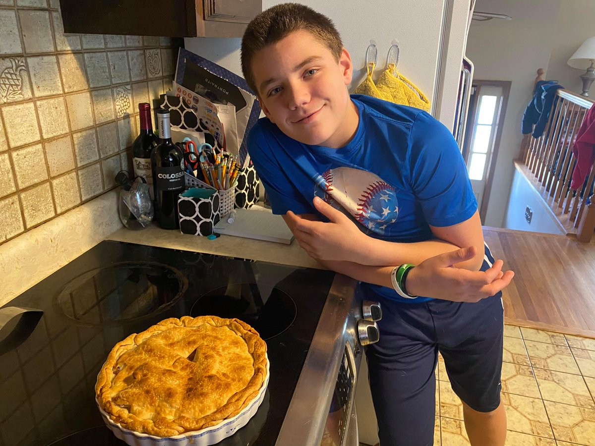 falcone103's tweet photo. For #extracredit during remote learning time, the sixth graders @scsnorwood had a chance to bake something that Mattie in #Fever1793 would sell at her coffeehouse. Cinnamon rolls were a big hit and this apple pie looks delicious! #GreatJobStudents #ImCravingCinnamonRollsNow https://t.co/3uwHSzmTdy