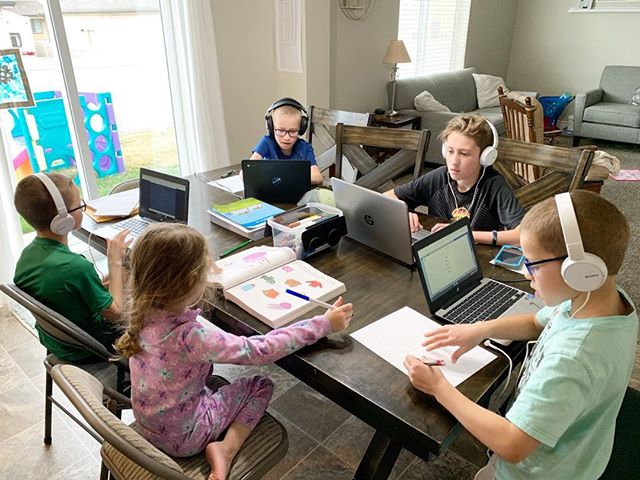 sfjrhigh's tweet image. Everyone is plugged into learning at Weston’s house. Way to go, mom!! #strengthenthepack dlvr.it/RT0Qy3