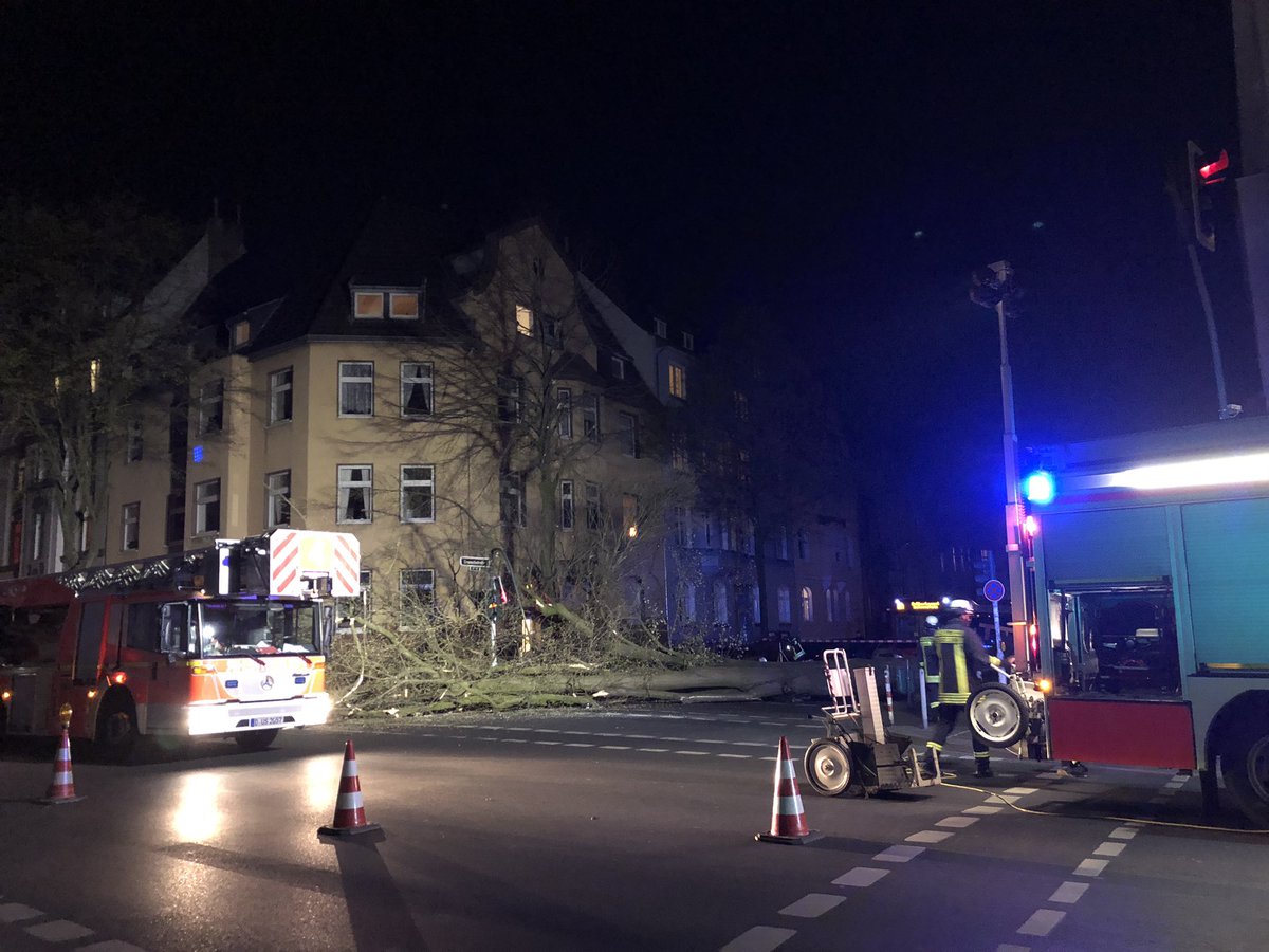 Großartig ist, wenn die Retter der <a href="/BFDuesseldorf/">Feuerwehr Düsseldorf</a> während des Einsatzes in #Düsseldorf von Anwohnern mit Kaffee versorgt werden. Gegen 22.30h stürzte ein Baum auf die Kreuzung Linden-/Cranachstraße verletzt wurde niemand
