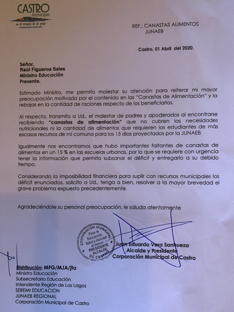 #CanastasAlimentos que están recibiendo alumnos por @EquipoJUNAEB a parte de escuálidas, son una verdadera falta de respeto a las familias que por ley les corresponde. Hoy enviamos nuestro reclamo al <a href="/Mineduc/">Ministerio de Educación</a>. ¿Como pretenden que nuestros alumnos subsistan 2 semanas con esto?
