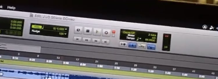 sitepopnet's tweet photo. Vem aí | Em Stories ja apagado, Karol G aparece editando uma nova música e no título da para ver o nome de Jennifer Lopez e Selena Gomez. Seria esse o novo smash latino? https://t.co/6tSCP8neJq