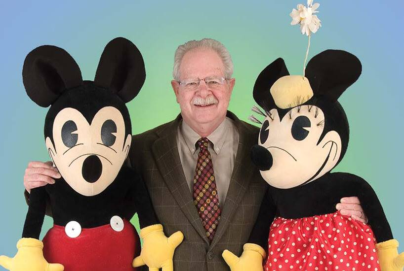 HakesAuctions's tweet photo. SOLD FOR $151,534! @HakesAuctions sets world record prices for @Disney #collectibles, like the record we set for these #rare #MickeyMouse & #MinnieMouse #CharlotteClark #dolls (seen with Hake's Founder #TedHake) from the 1930s!
#Disney #Disneyana #DisneyFans #DisneyCollectors https://t.co/AOaC8wwBGN