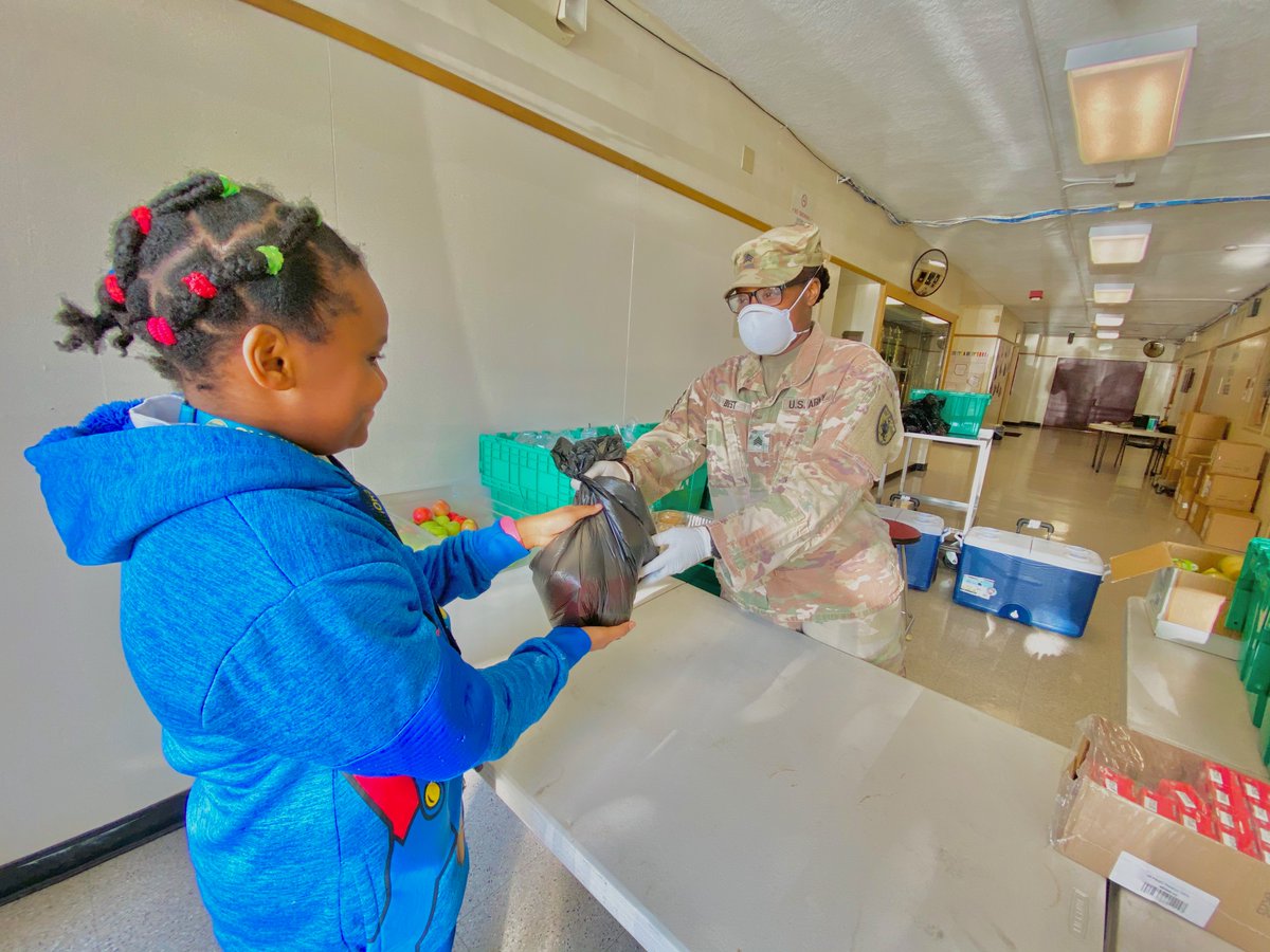 Staff Sgt. Monique Best, distributes meals to residents of <a href="/Oakland/">City of Oakland</a>, Calif. at the <a href="/OMIPREP/">Oakland Military Institute</a>, run by the California Military Department's Youth and Community Programs Task Force. #AlwaysReadyAlwaysThere #COVID19 <a href="/USNationalGuard/">National Guard</a>
