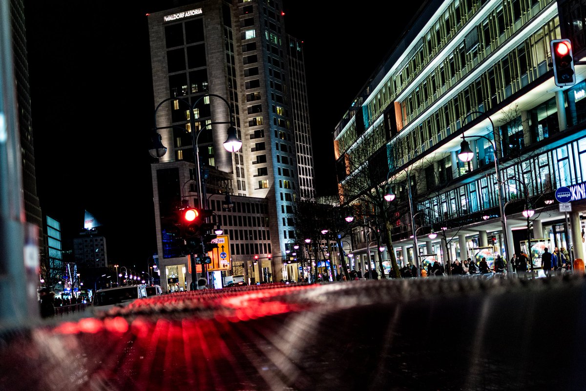 CryxDx2's tweet photo. For those who just can't visit Berlin because of the situation...
I replace my midnight pictures of Life is Strange for a few pictures of Berlin. 
#berlin #germany #visitberlin #photography #art #lights #pictureoftheday #buildings #StayAtHome #wirbleibenzuhause #lightsofberlin https://t.co/wcbe0VbRGZ