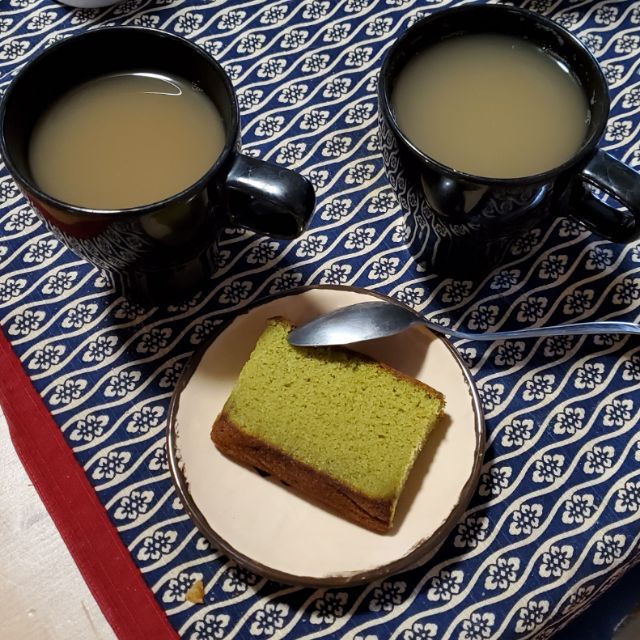 Daily tea time.Blueberry black tea for two.Not much to this one. Just black tea with blueberry, and some more of the green tea castera from a few days ago.