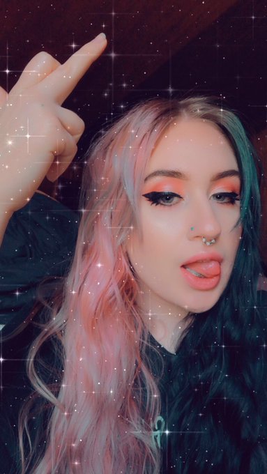 2 pic. ✨the tiddies💦               ✨the face💕 https://t.co/i3yad8DJES