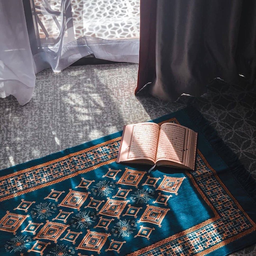 __Qurankarim's tweet photo. (قُم اللَّيْل إِلا قَلِيلا)

-لعل سجدة في أخر الليل تضيء لك عمراً بأكمله، لاتنسى صلاة الوتر قبل نومك 
#الوتر_جنة_القلوب
 #حظر_التجول_الكامل https://t.co/wjou3UADjF