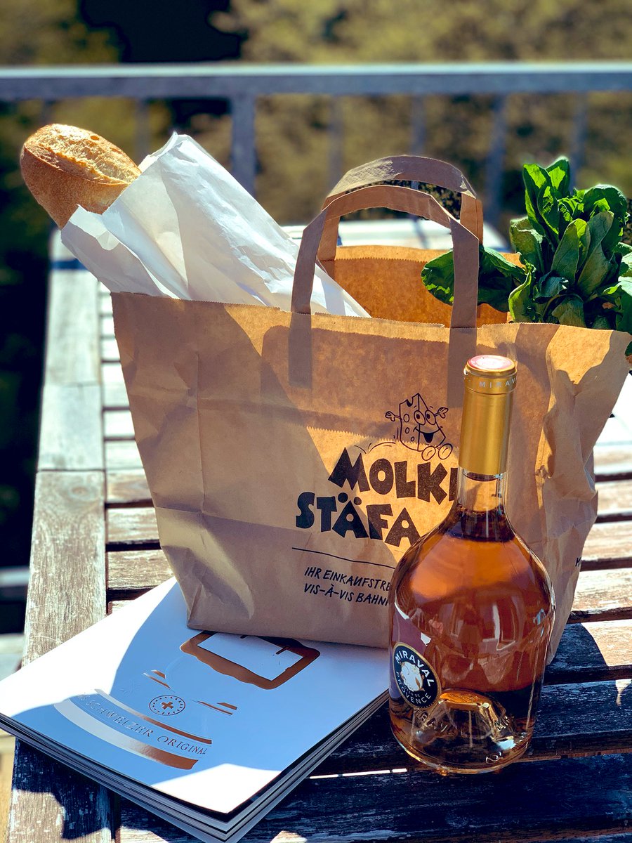 struki's tweet photo. Wie das ganze Team heute um 17:00 ein Meeting im Kalender und Stunden zuvor ne Flasche Rosé und bisken watt zu futtern im Briefkasten hatte. #bestesTeam #besterChef #HomeOffice #digitalApero https://t.co/xH4fc5YMbc