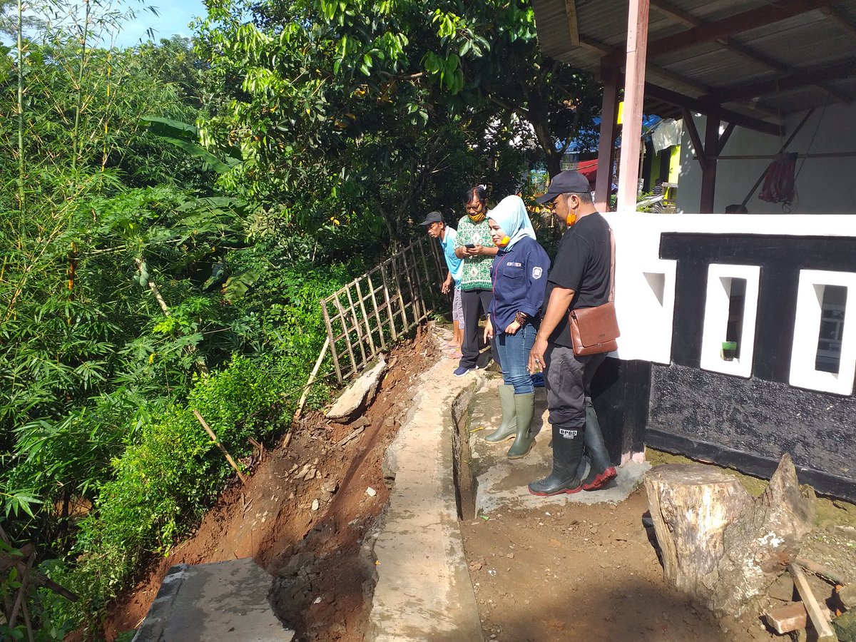 ManikNyi's tweet photo. Assesment tanah longsor sm pa kades rawalele di RT.14/RW.03 Kec.Dawuan @desa_rawalele @wargisubang @haji_ruhimat @Subang_Jawara @dlhsubang @kabarsubangcom @TINTAHIJAUcom @Kota_subang @binmas_subang @SubangHits @SubangMuda https://t.co/3paNMxy7s4