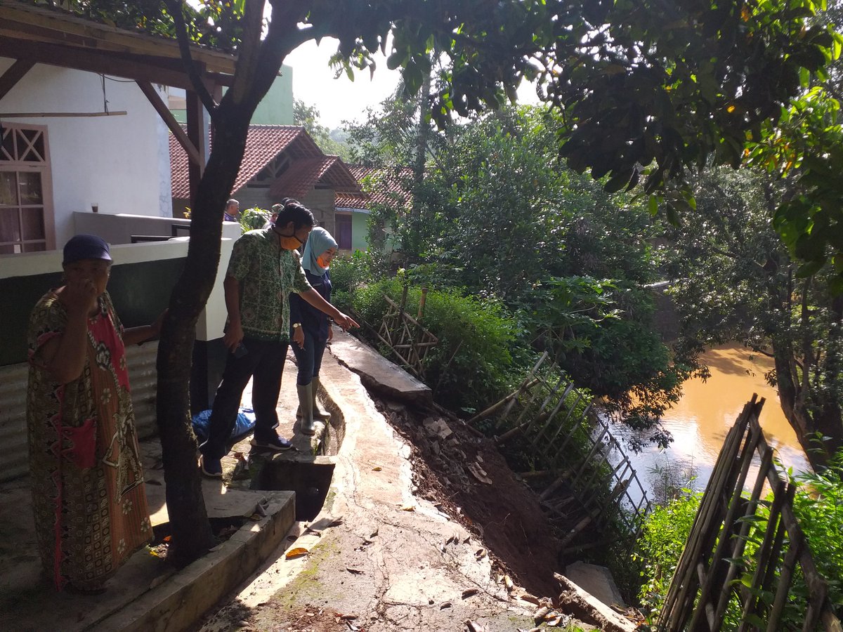 ManikNyi's tweet photo. Assesment tanah longsor sm pa kades rawalele di RT.14/RW.03 Kec.Dawuan @desa_rawalele @wargisubang @haji_ruhimat @Subang_Jawara @dlhsubang @kabarsubangcom @TINTAHIJAUcom @Kota_subang @binmas_subang @SubangHits @SubangMuda https://t.co/3paNMxy7s4