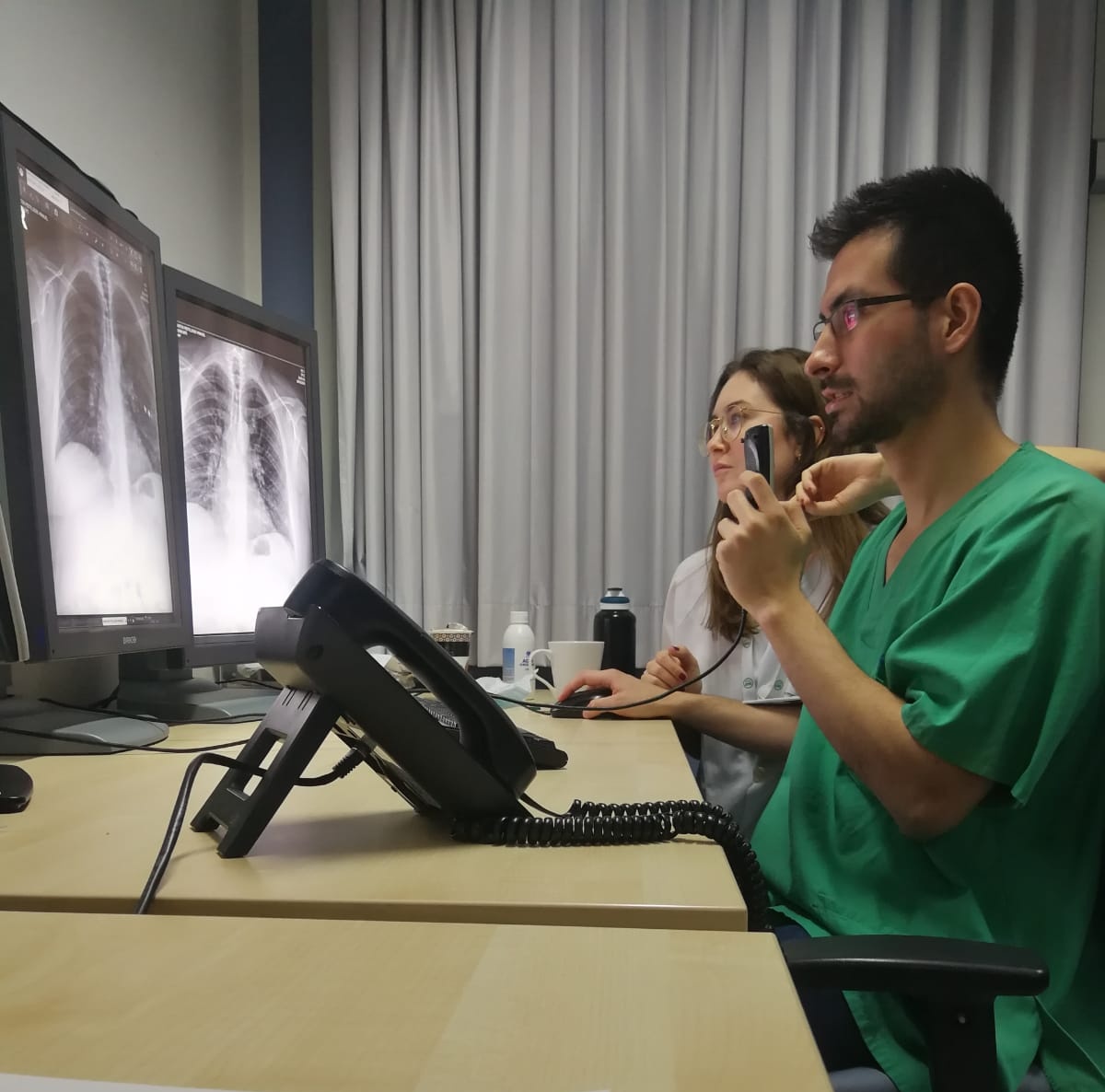 WillmarOcampoTo's tweet image. 6 años de carrera, 4 años MIR y la pelea agotadora contra el COVID, todo para que el @gobiernoespa nos trate como chivos expiatorios de esta crisis, qué verguerza. Tenemos derecho a un contrato justo no a una explotación disfrazada de prolongación #yosisoyespecialista #mir #COVID