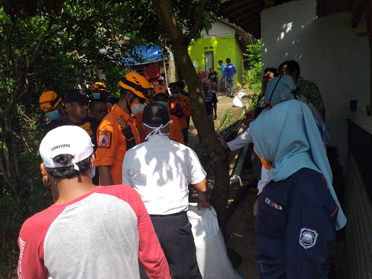 ManikNyi's tweet photo. Bersama BPBD SUBANG lakukan penanganan darurat bencana tanah longsor di RT.14/RW.03 Desa Rawalele Kec.Dawuan @haji_ruhimat @beritapasundan @kabarsubangcom @KicauSubang @Kota_subang @desa_rawalele @dlhsubang @BPBDJabar @wargisubang @Subang_Jawara https://t.co/SPWxoJAmJK
