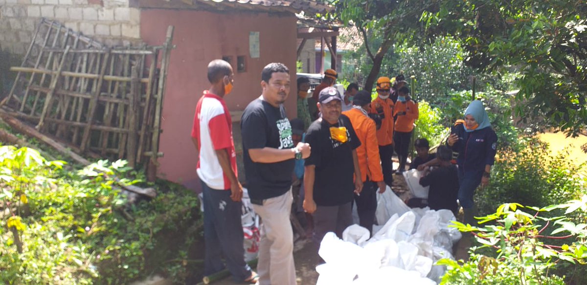ManikNyi's tweet photo. Bersama BPBD SUBANG lakukan penanganan darurat bencana tanah longsor di RT.14/RW.03 Desa Rawalele Kec.Dawuan @haji_ruhimat @beritapasundan @kabarsubangcom @KicauSubang @Kota_subang @desa_rawalele @dlhsubang @BPBDJabar @wargisubang @Subang_Jawara https://t.co/SPWxoJAmJK