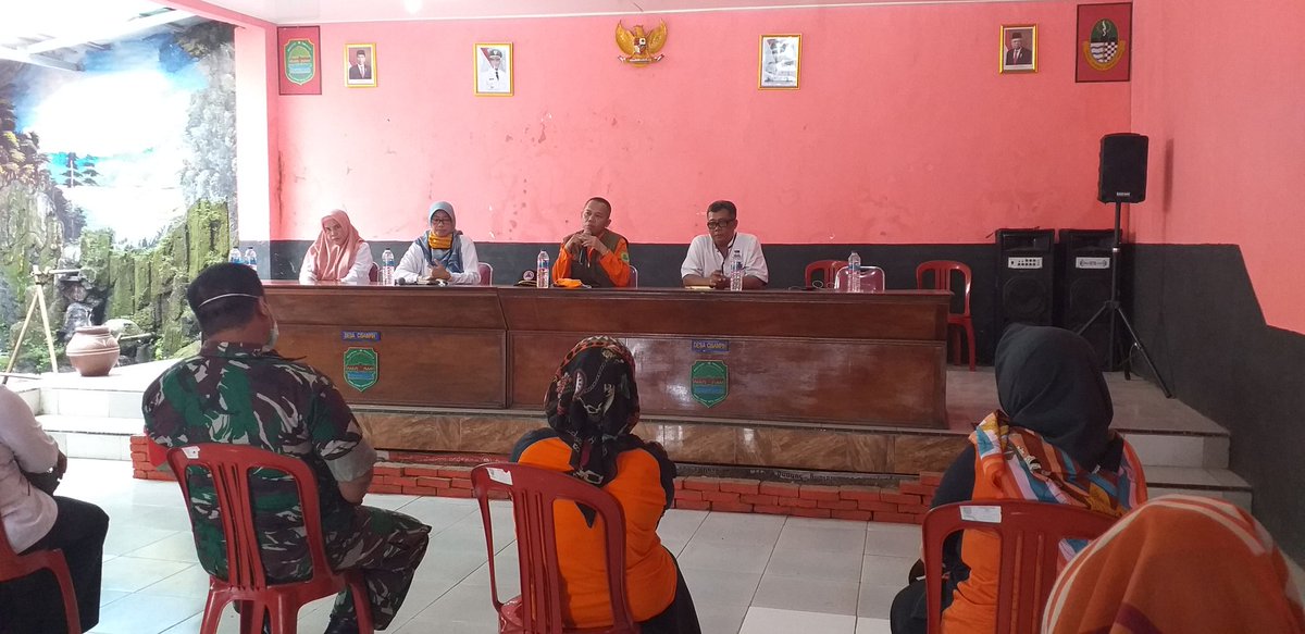 ManikNyi's tweet photo. Bersama KALAK BPBD SUBANG sosilasisasi cegah covid-19 di desa cisampih kecamatan dawuan @haji_ruhimat @ridwankamil @kabarsubangcom @beritapasundan @TINTAHIJAUcom @Kota_subang @Subang_Jawara @wargisubang https://t.co/En1inBYjkz