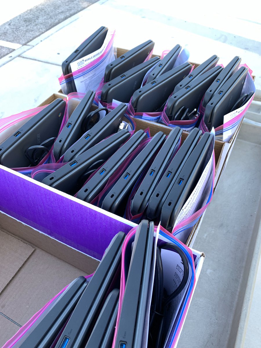 TheOfficialAVHS's tweet photo. Passed out Chrome Books today for students to be able to work from home 💻 @ClarkCountySch @SuptJaraCCSD https://t.co/E263MvJiE2
