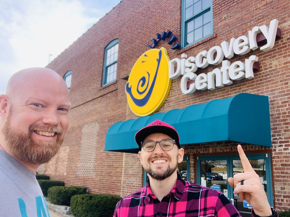 Drew_Williams00's tweet photo. The @DiscoveryCenter in #SpringfieldMO is standing up a temporary school for children of healthcare workers - keeping them in the Covid19 battle

Today @WirelessVision &amp; @TMobile hooked them up with mobile hotspots to power their 18 classrooms on T-Mobiles 5G network. #UnCarrier https://t.co/fNeqKr8G61