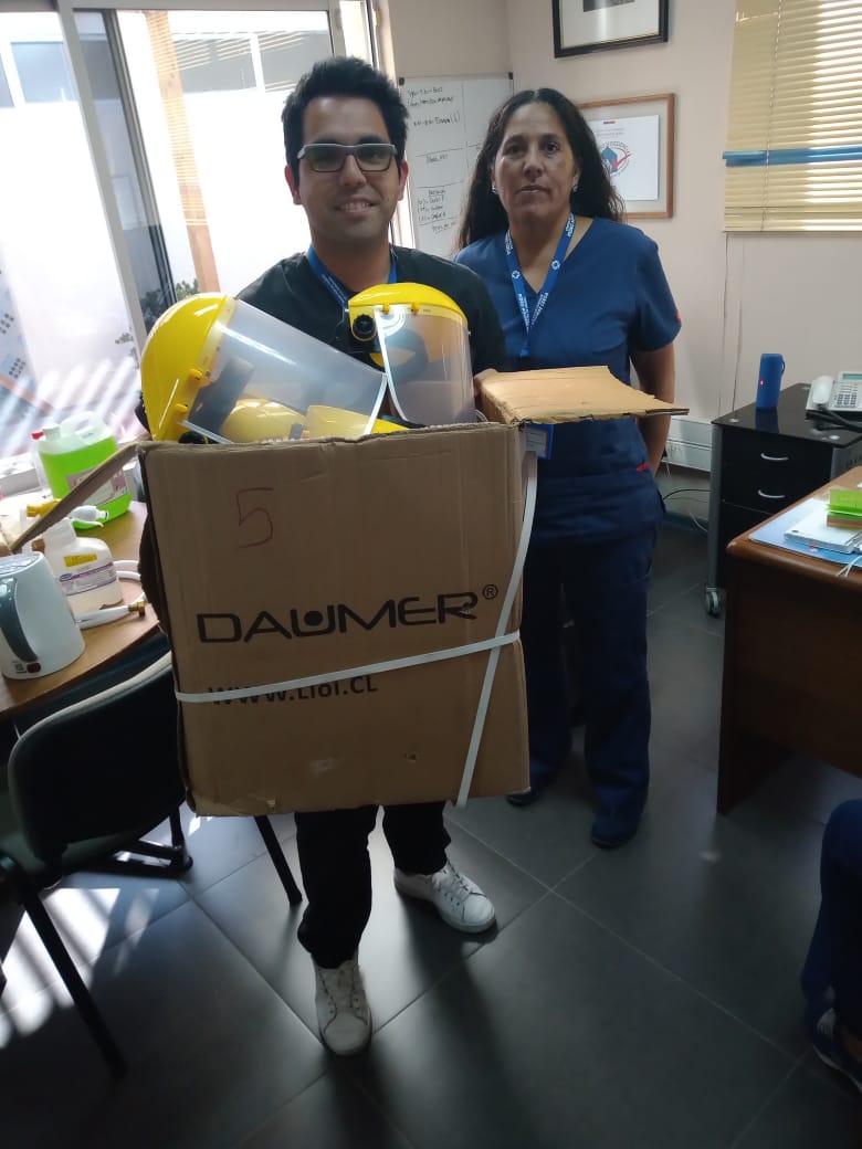 jacob_LaSerena's tweet photo. Hemos empezado a entregar protectores faciales al personal de la Salud Primaria👨‍⚕️para asegurar la continuidad de la atención a nuestros vecinos y vecinas 👩‍🦰👦🧓👵👶 #LaSerenaPreviene #ElCoronavirusLoParamosTodos🤛 https://t.co/T0F1q2qd8J