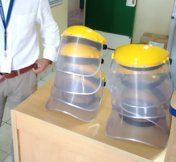 jacob_LaSerena's tweet photo. Hemos empezado a entregar protectores faciales al personal de la Salud Primaria👨‍⚕️para asegurar la continuidad de la atención a nuestros vecinos y vecinas 👩‍🦰👦🧓👵👶 #LaSerenaPreviene #ElCoronavirusLoParamosTodos🤛 https://t.co/T0F1q2qd8J