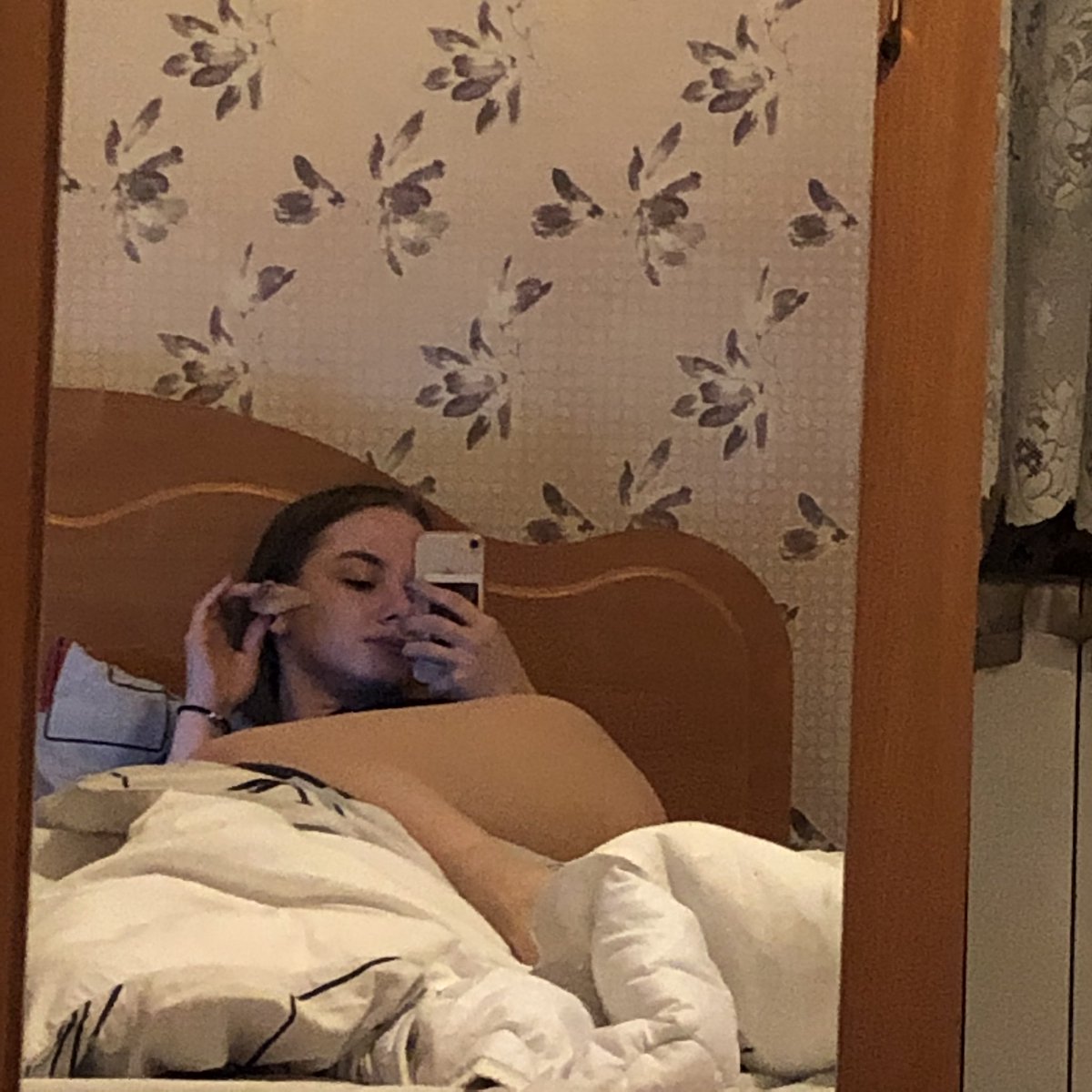 dashakozitsyna's tweet photo. Самоизолируюсь https://t.co/8m3N1wF397