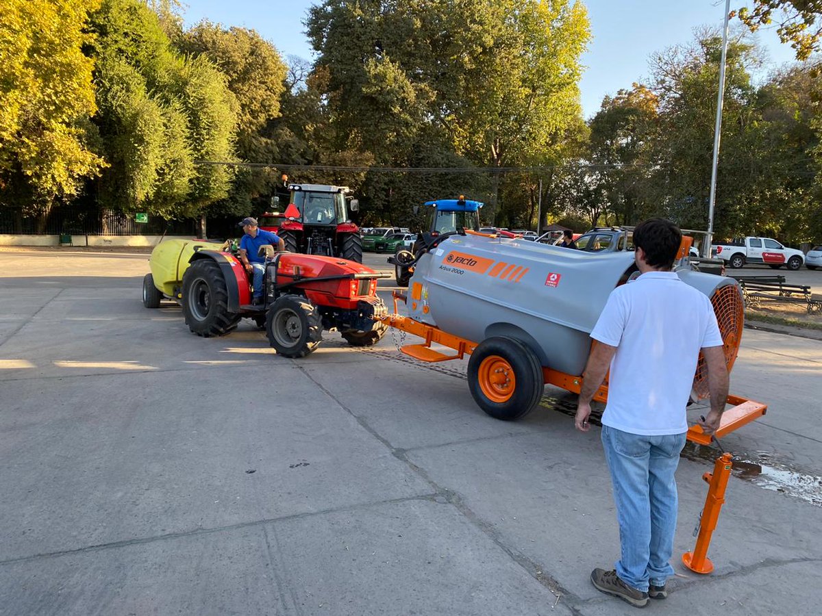 elaconcagua's tweet photo. Tractores de agricultores de Aconcagua llegan al Parque O"Higgins para sanitizacion masiva del centro de Santiago. https://t.co/S1Hq2azI7e