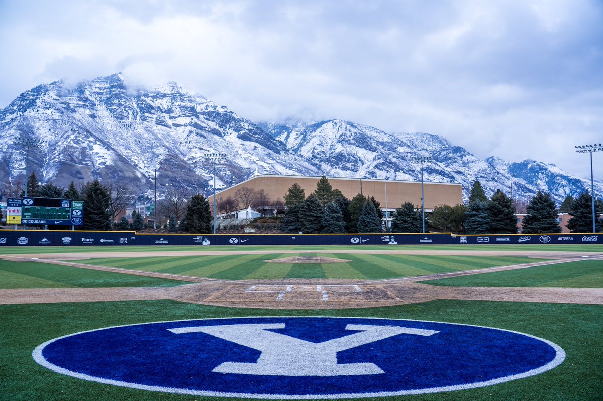 At <a href="/BYUBaseball/">BYU Baseball</a>'s Miller Park, who needs a batter's eye when you can have mountains?

(📸: @courtdavisvideo)