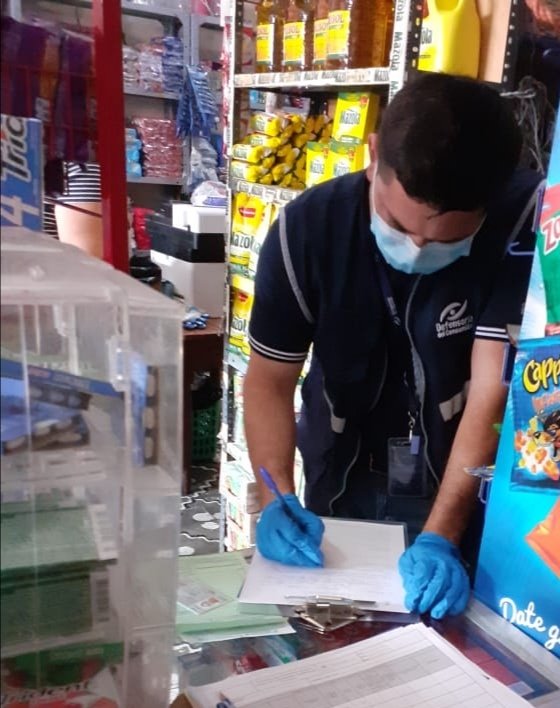 Defensoria_910's tweet photo. Nos trasladamos al municipio de Polorós, La Unión, atendiendo denuncia ciudadana por venta de mascarillas a precio superior al regulado en tienda local.
También realizamos sondeo de precios en farmacias.
#AlertaCOVID19SV
#QuédateEnCasa https://t.co/lWc2AVhYlG
