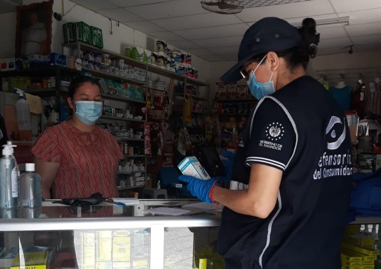 Defensoria_910's tweet photo. Nos trasladamos al municipio de Polorós, La Unión, atendiendo denuncia ciudadana por venta de mascarillas a precio superior al regulado en tienda local.
También realizamos sondeo de precios en farmacias.
#AlertaCOVID19SV
#QuédateEnCasa https://t.co/lWc2AVhYlG