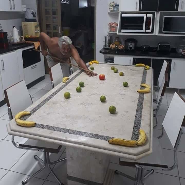HumorPageBras's tweet photo. O jeito é jogar uma sinuca em casa mesmo...
.
.
.
.
#Piadas24Horas #Sinuca #MtvHitsDeMentiras #TotalmenteDemais #Jogar #OnzeMilhoesManuGavassi #BBB20 #PortaDosFundos #QueAula #MemesMundial #QuartaDetremuraSDV #GloboLixoDay #MamonasAssassinas #PepeMoreno https://t.co/tyGuNqNW8f