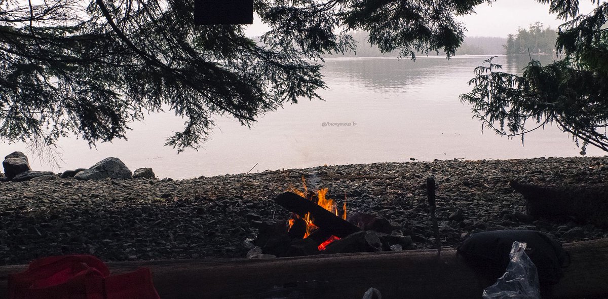 Harflerden üfleyince 
o seraptan 
çöl görünür mü bilinmez,
fakat 
sözler kaybolunca görünen ufukta, 
hayat herkesi 
ıssız adasına indiren gemi..