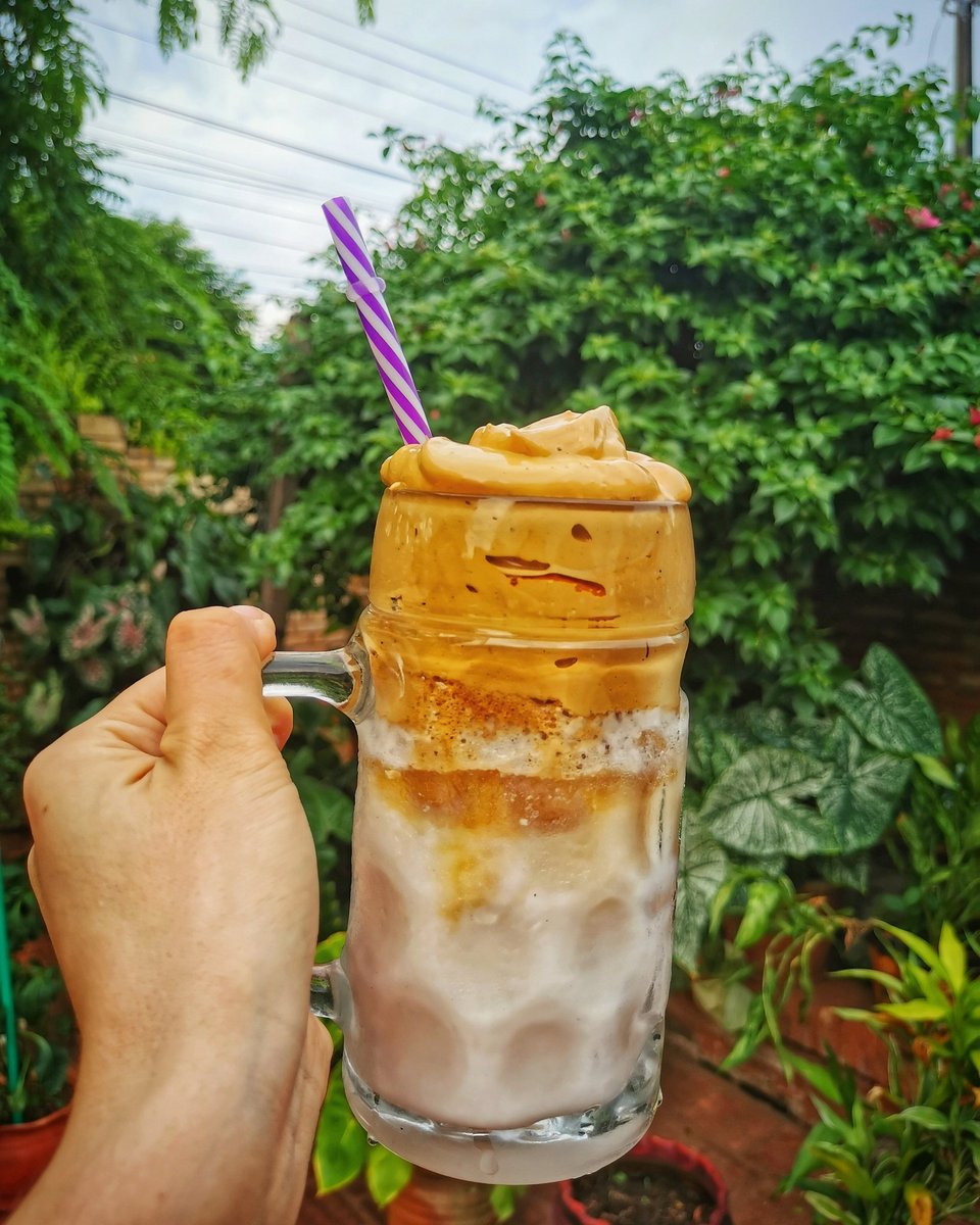 QueenCandy_py's tweet photo. Estamos aprovechando la cuarentena para dejarles un tip a los amantes del café😍
 ¿Cómo preparar este café frío delicioso?☕
Paso 1: en un bol colocar 4 cucharadas de café instantáneo (el de tu preferencia)
Paso 2: colocar 4 cucharadas de azúcar y 4 cucharadas de agua caliente + https://t.co/DGjOWCTukJ