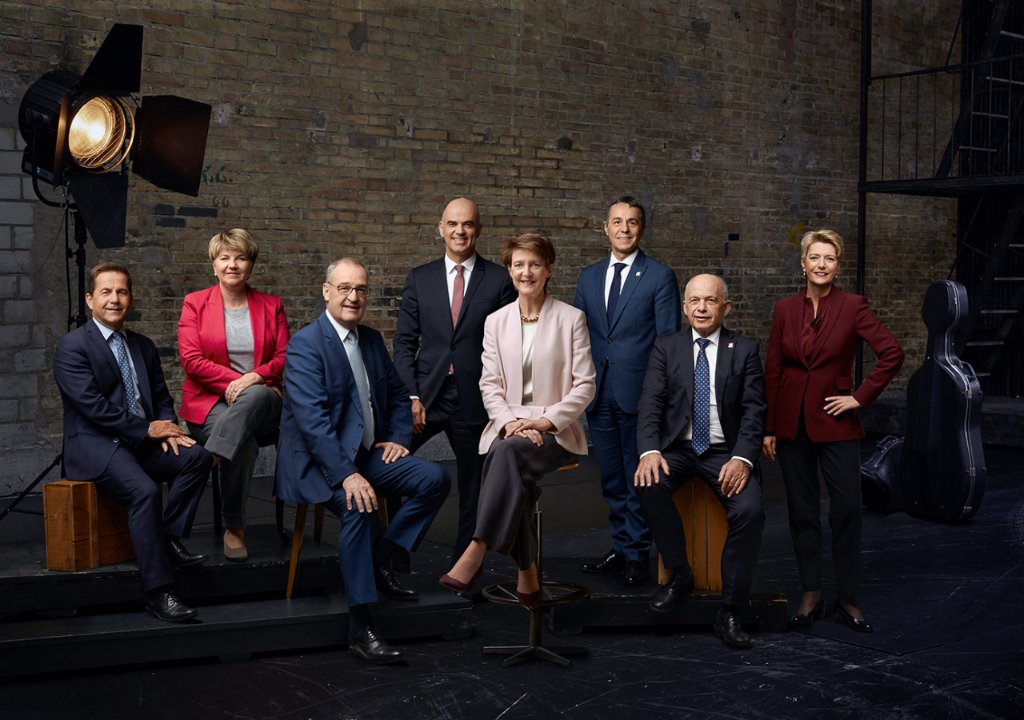 Political portraiture is generally boring—headshot, neutral background, maybe a flag somewhere. But not in Switzerland, where it's an underrated genre of art: a thread Here's the 2020 Swiss Federal Council in a musician's loft