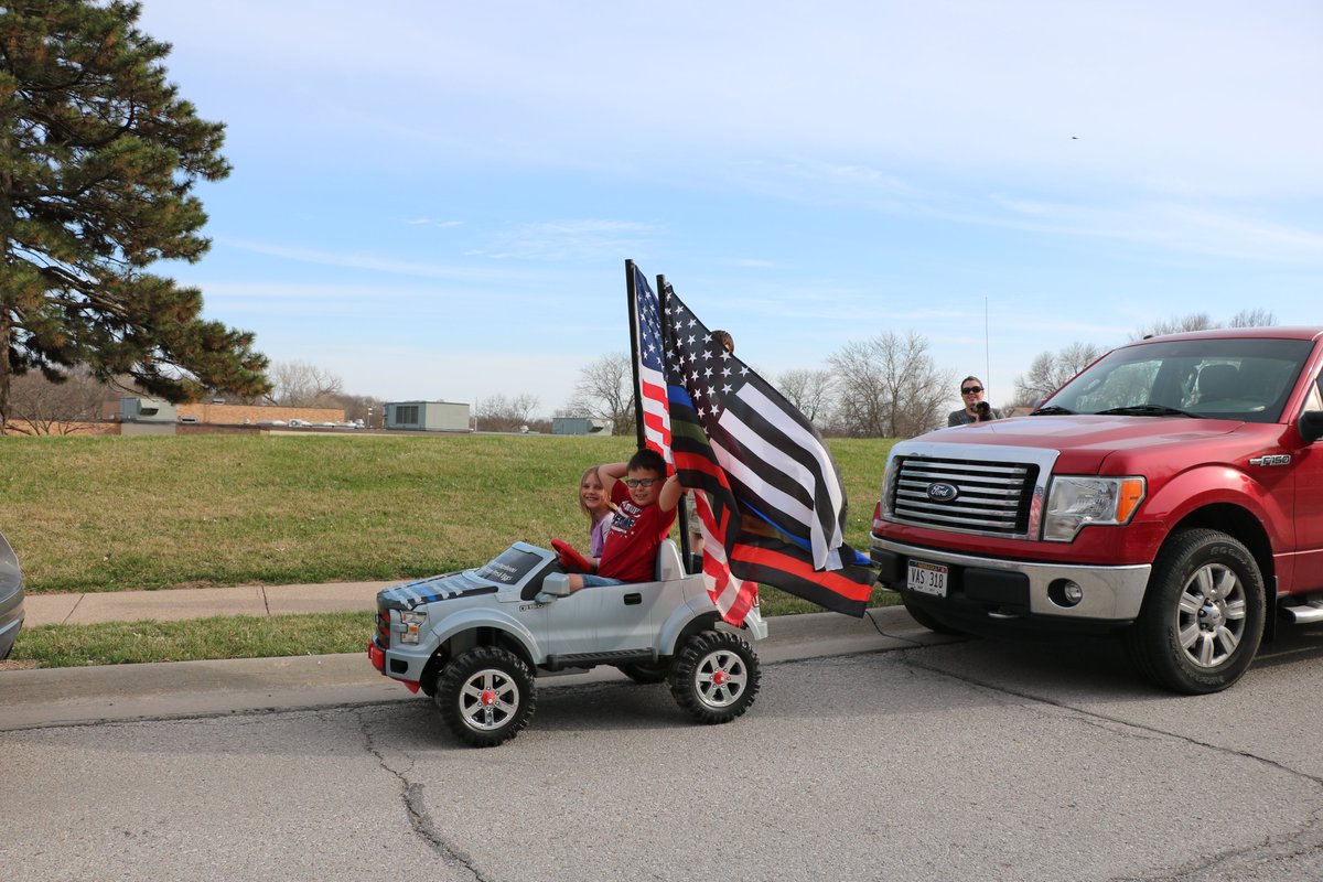 @Cottonwood_Elem parade of teachers for students was quite the show of love! #Proud2bMPS #BeKind #WeAreMillard