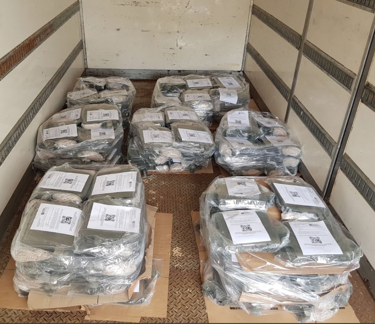 ¡Primera entrega de 25.000 máscaras donadas al Ministerio de Salud de la Provincia de Buenos Aires <a href="/SaludBAP/">SaludBAP</a>! 

Y Lucho y Raul, los conductores del camión, se fueron con sus máscaras puestas 💪💪 🙂.