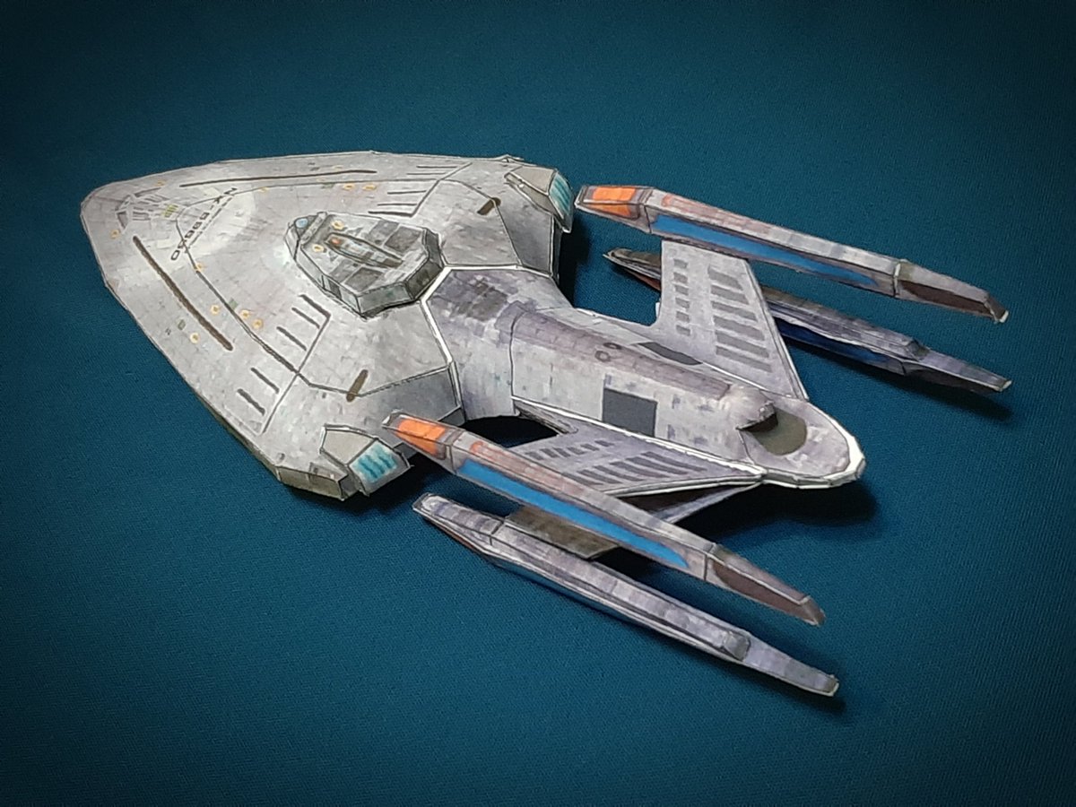 Another day in  #quarentine. Today I put together a replica of the U.S.S. Prometheus made of paper. The original printable file is not mine and it's free to download if anyone's interested.  #StarTrek  #StarTrekVoyager  #papercraft