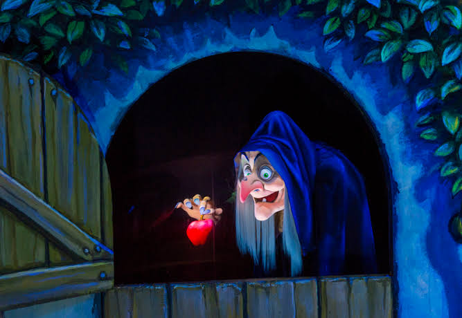 みつき D知識 No 110 アナハイム ディズニーランドの 白雪姫の恐ろしい冒険 では その昔 魔女が差し出すリンゴをゲストが持っていってしまう事件が多発しました そのため 現在ではリンゴの模型ではなく放物線鏡を使ったリンゴの像を写しています