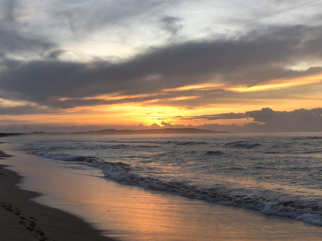 johnsonad55's tweet photo. Sunrise down at #wandabeach this morning. #walkingthedog #exercise #flattenthecurve #socialdistancing #staysafe https://t.co/M1fcl1khBl