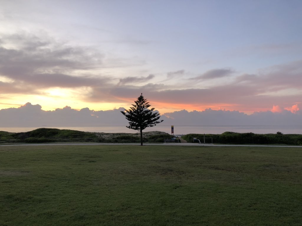 johnsonad55's tweet photo. Sunrise down at #wandabeach this morning. #walkingthedog #exercise #flattenthecurve #socialdistancing #staysafe https://t.co/M1fcl1khBl