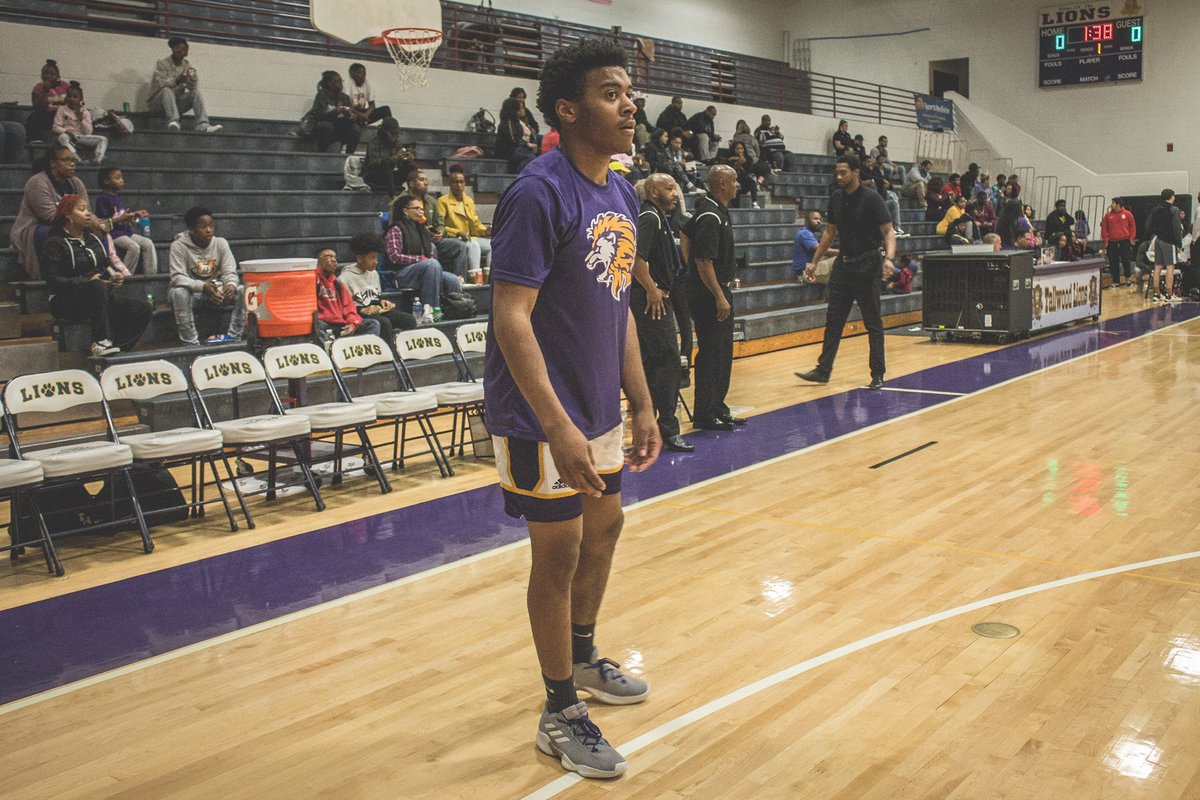 BryceMitchell21's tweet photo. Congrats to @DarrienHenders1. He is this years Defensive Player of the a year for @TallwoodBBall. Great job Darrien‼️🦁💜🏀 @TallwoodLions @TallwoodHS_Ath @TallwoodFB https://t.co/8dMgmRpfvT