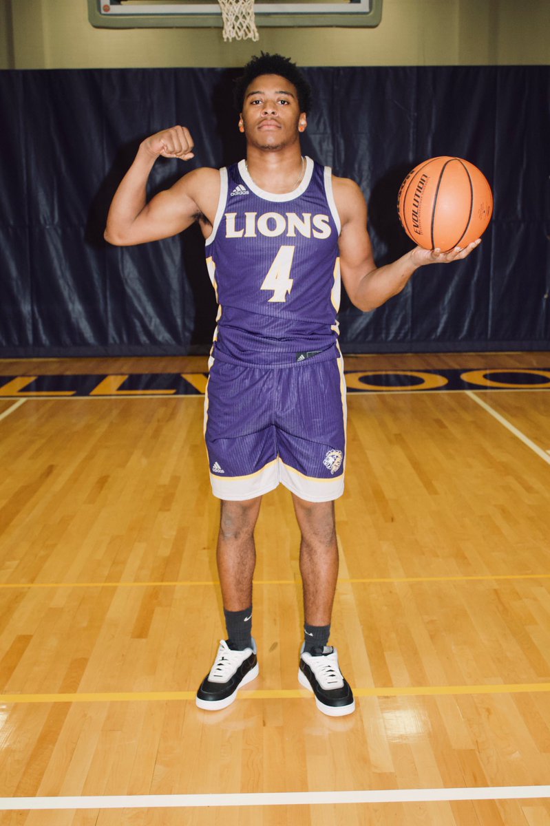 BryceMitchell21's tweet photo. Congrats to @DarrienHenders1. He is this years Defensive Player of the a year for @TallwoodBBall. Great job Darrien‼️🦁💜🏀 @TallwoodLions @TallwoodHS_Ath @TallwoodFB https://t.co/8dMgmRpfvT