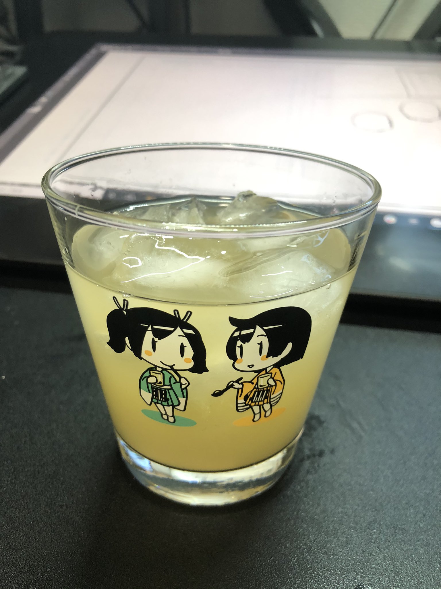 坂崎ふれでぃ メロンで新刊頒布中 朝だからウイスキーのりんごジュース割りでスッキリな喉越しウェェァァイ T Co Dqjeuki8sw Twitter