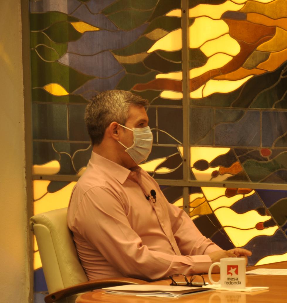 PresidenciaCuba's tweet photo. Se suma el Ministro de Comunicaciones Jorge Luis Perdomo, a la alerta de la @WHO @opsoms, de buscar fuentes de información fiables para enfrentar la llamada infodemia, o propagación viral de noticias falsas potencialmente peligrosas.
#CubaSalvaVidas #Cuba🇨🇺 https://t.co/VL1GYPo2UP