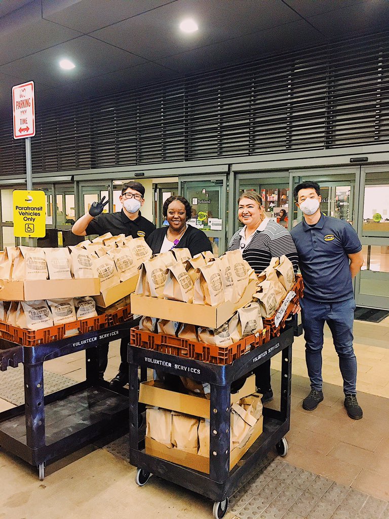 la_burger's tweet photo. Last night we had the opportunity to feed 100 hardworking healthcare workers @Parkland Hospital with our partner, KAPN. As Veterans, we know first hand the sacrifice of putting our lives on the line for the greater good & we can’t thank you enough.
#LABurger
#FreeGrubInScrubs https://t.co/xyi6olmT8C