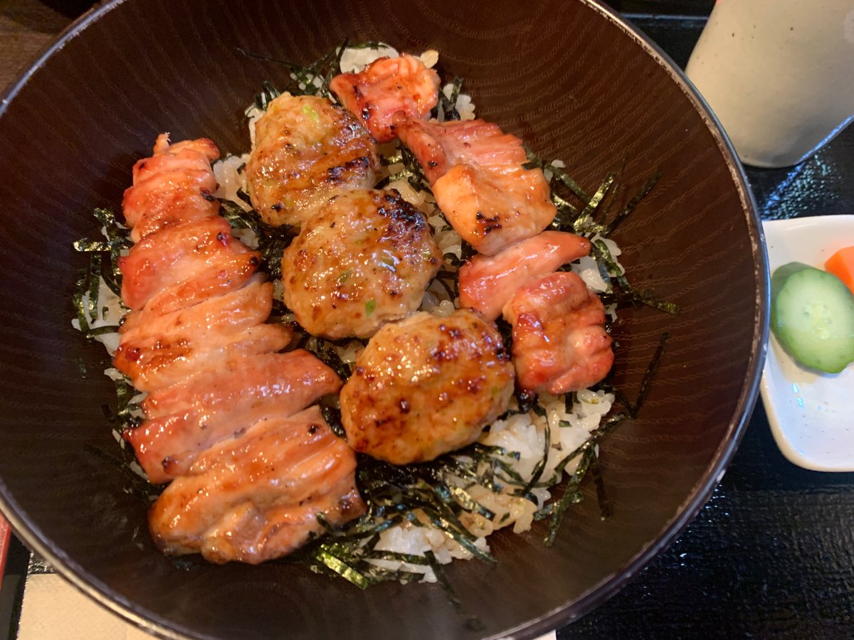【ちゃりや　焼き鳥丼のテイクアウト可能】

川越駅西口を降りて徒歩約5分の距離にあるのちゃりや。焼き鳥丼の持ち帰りが可能です！
店内では親子丼やドライカレー丼をいただけます。

焼き鳥とつくねが乗ってボリューム満点🤤

住所：埼玉県川越市脇田本町13-30
電話番号：049-245-3791